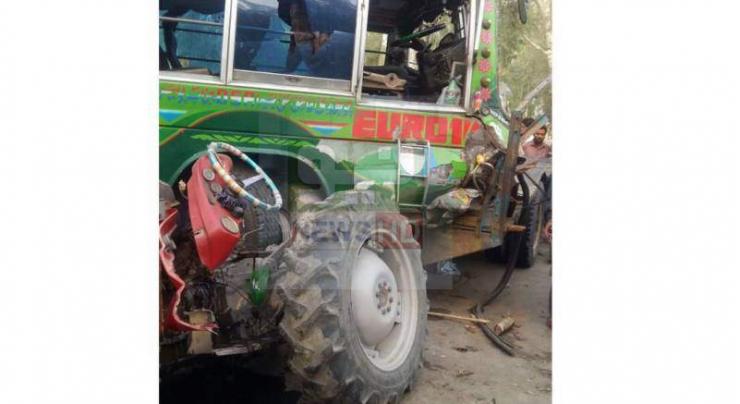Bus-tractor trolly collision claims one life near Darya Khan
