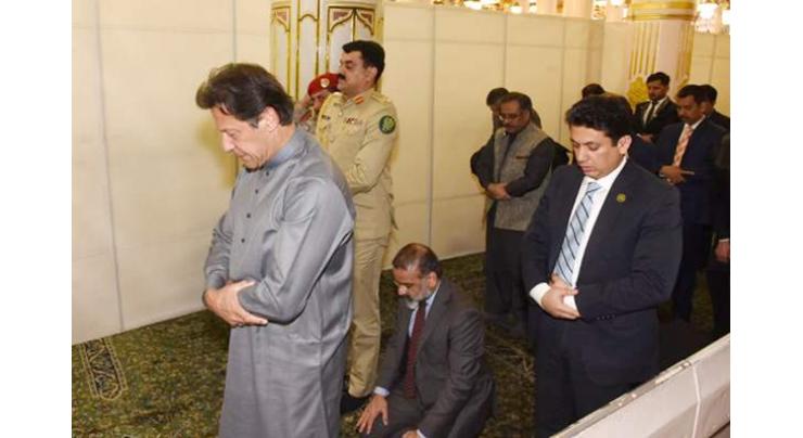 Prime Minister pays respects at Roza-e-Rasool (PBUH)

