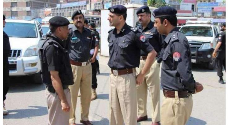 CPO distributes prizes among 17 police officials in Faisalabad 
