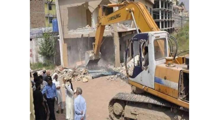 Distt admin removes encroachments at Commissioner road
