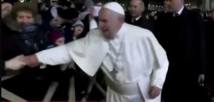 البابا فرنسیس یضرب امرأة علي یدھا خلال مراسم القداس