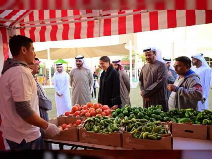 مريم المهيري تزور سوق المزارعين بأبوظبي وتشيد بجودة المنتجات المحلية