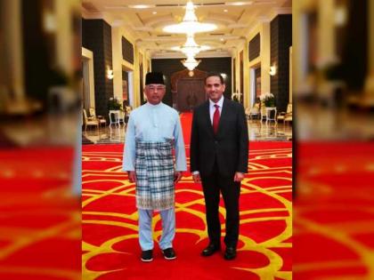 ملك ماليزيا يستقبل سفير الدولة
