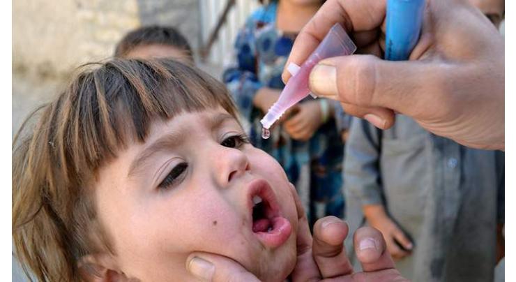 WHO Country Representative administers anti-polio drops to children

