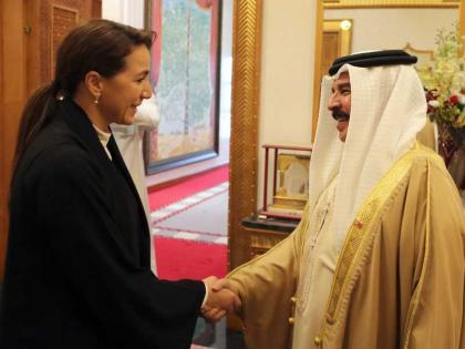 ملك البحرين يستقبل مريم المهيري وسفير الدولة