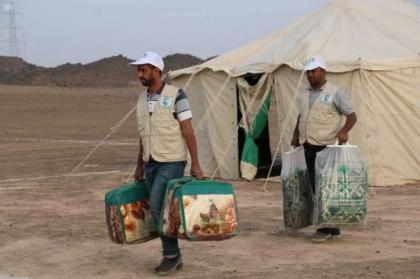 مركز الملك سلمان للإغاثة يوزع مواد غذائية وإيوائية للنازحين في محافظة مأرب