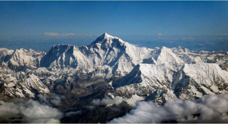 Coronavirus casts shadow over Everest

