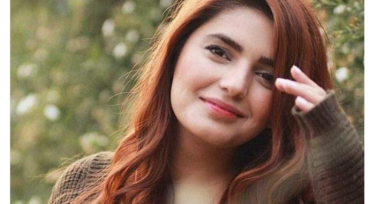 Popular singer Momina Mushtehsan is disagree with PM Khan
