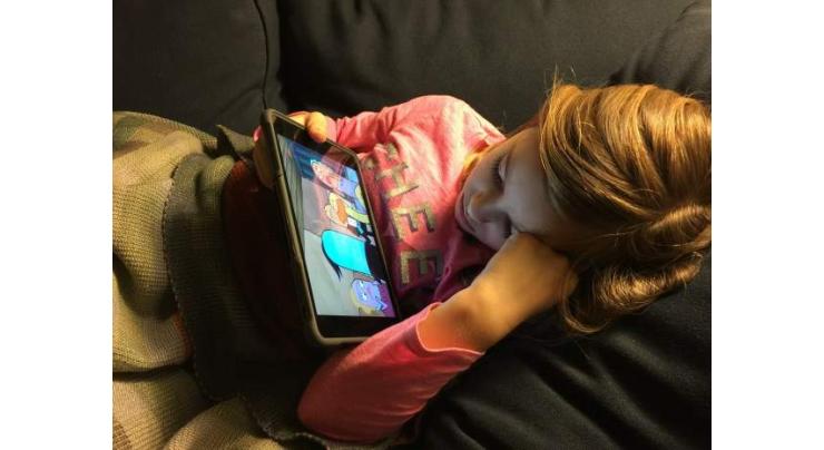 Children sleep less at night with electronic devices switched on
