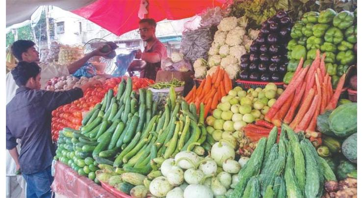 Deputy Commissioner visits vegetable market, pharmacies, flour sale points
