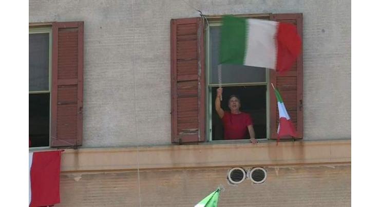 Singing Italians celebrate WWII liberation at windows

