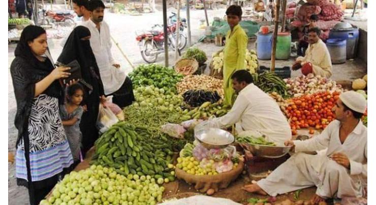 DC reviews prices of vegetables, fruits at Sabzi Mandi
