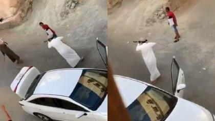 شاھد فیدیو : سعودي یطلق النار من سلاح رشاش علي شخص بسبب الخلافات في جدة