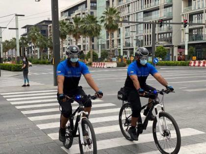 شرطة دبي تضم الخوذة الذكية إلى معدات فريق الدراجات الهوائية