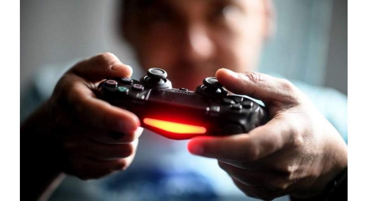 Playing video games linked to poor eating habits in male college students
