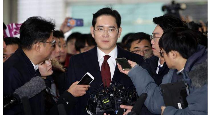South Korean prosecutors seek arrest warrant for Samsung heir
