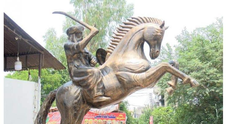Fans pay tribute to Ertugrul by erecting his status in Lahore