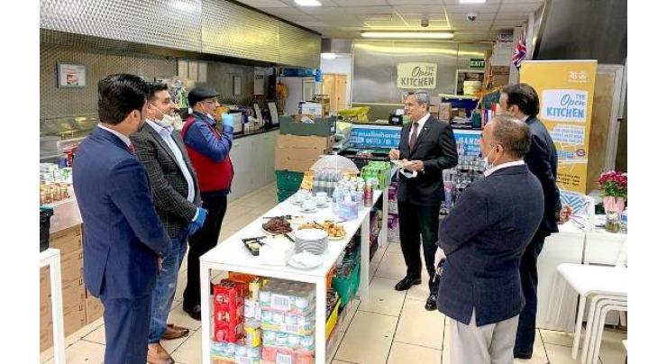 High Commissioner visits Open Kitchen set up by Muslim Hands;  announces food for 300 people
