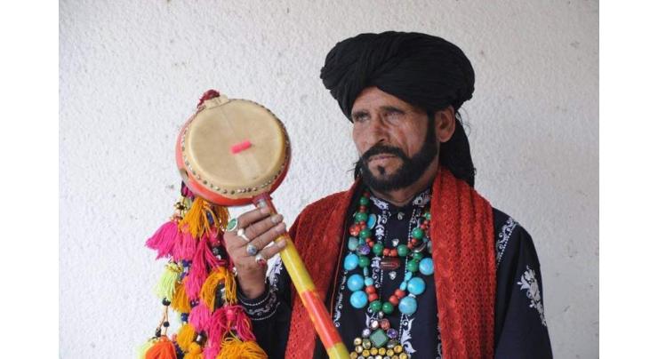 Famous folk singer Sain Zahoor visits Lahore Arts Council 
