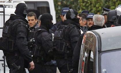 السلطات الألمانیة تعتقل شابا و ھو یھدد بالھجوم علي المسلمین