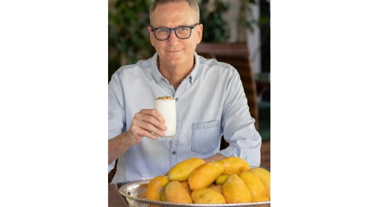 Australian ambassador enjoys Pakistani mango