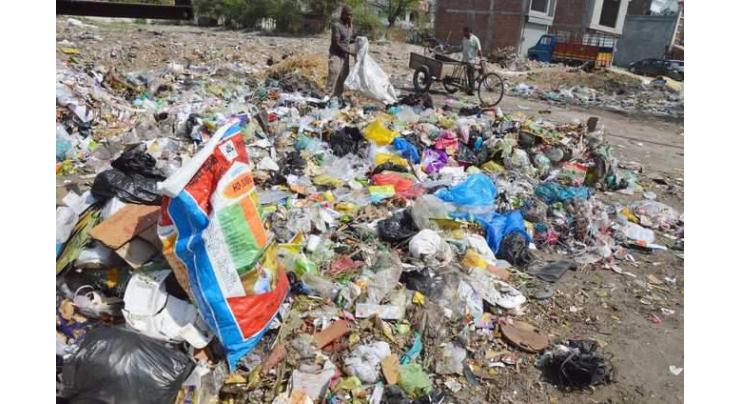 Multan Waste Management Company imposes fine to shopkeepers over littering on roads
