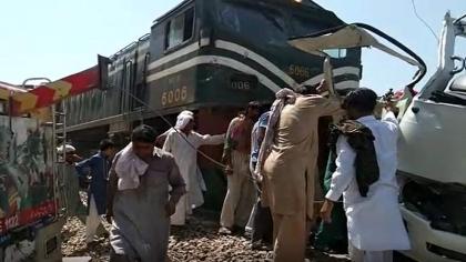 مصرع 20 شخصا و اصابة آخرین اثر اصطدام قطار بحافلة الرکاب في منطقة شیخوبورا باقلیم بنجاب