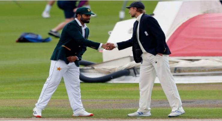 Pakistan and England cricket teams pay tribute to Covid-19 victims