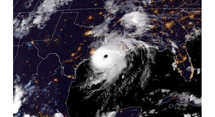 'Extremely dangerous' Hurricane Laura batters southern US states
