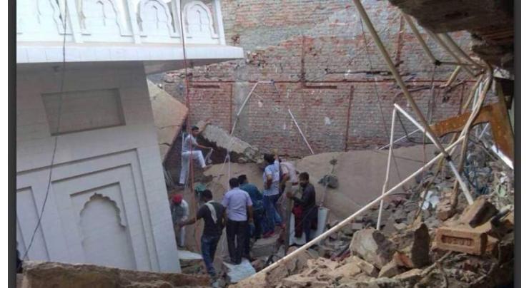 Five of a family killed in roof collapse
