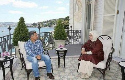 الممثل الھندي عامر خان یلتقي عقیلة السیدة الأولي الترکیة أمینة أردوغان