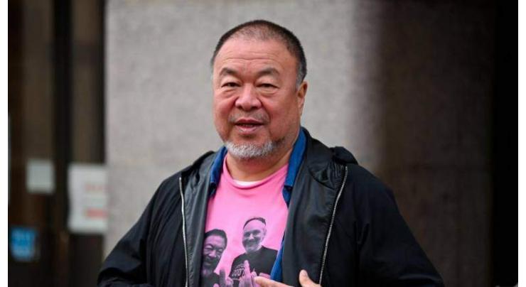 Ai Weiwei supports Assange with silent protest
