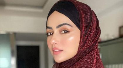 ممثلۃ ھندیۃ شھیرۃ سناء خان تعلن اعتزال الفن و ترتدي الحجاب
