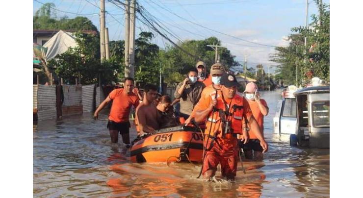 Thousands flee as Typhoon Vamco nears Vietnam

