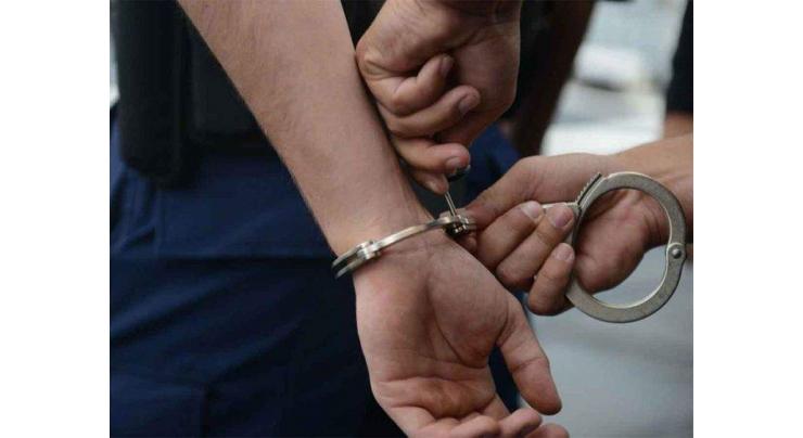 Notorious drugs peddler held with imported wine in Multan
