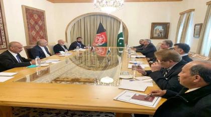 وزیر خارجیة أفغانستان یستقبل نظیرہ الباکستاني شاہ محمود قریشي