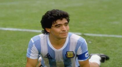 وفاة لاعب الکرة القدم الأرجنتیني دییغو مارادونا عن عمر ناھز 60 عاما