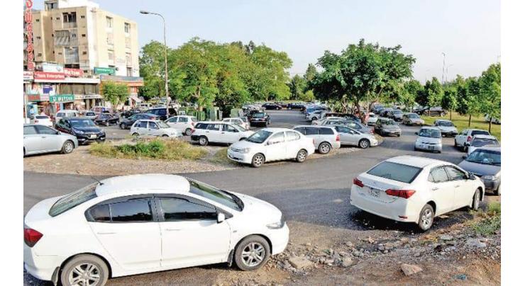 Lack of parking lots in commercial areas irks citizens
