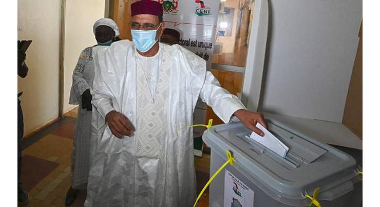 Niger presidential favourite wins first round, heads for runoff
