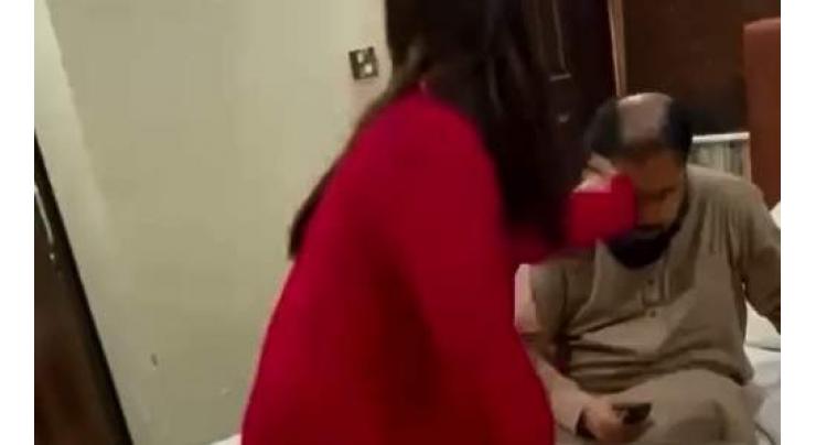 What is Mufti Qavi’s reaction after being slapped?