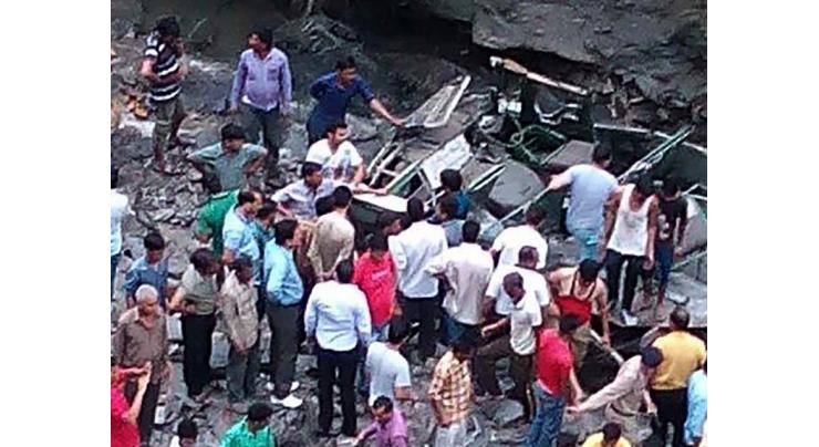 Out-of-control truck kills 15 on Indian roadside
