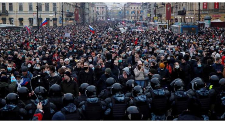 Thousands Gather for Opposition Protest Close to Kremlin
