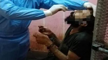 القبض علي امرأة مصریة بتھمة حبس ابنھا فی غرفة مغلقة لمدة عامین