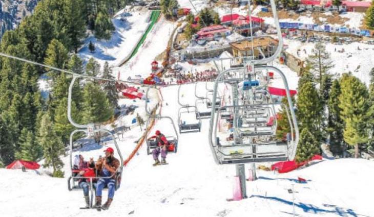 Snowfall in Malam Jabba, Murree, Mansehra attracts large crowd of visitors