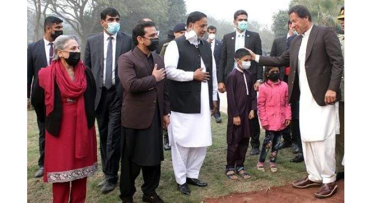 Gardener's children welcome PM Imran Khan at Jilani Park
