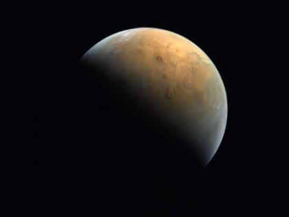 الإمارات تستقبل أول صورة لكوكب المريخ من مسبار الأمل