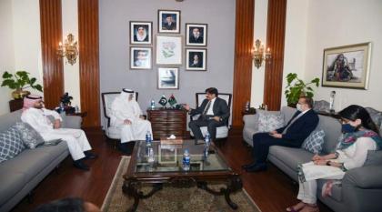 السفیر السعودي لدی اسلام آباد یجتمع برئیس وزراء حکومة اقلیم السند خلال زیارتہ لمدینة کراتشي