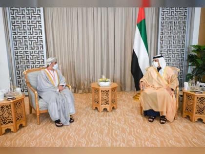 منصور بن زايد يستقبل سفير سلطنة عمان