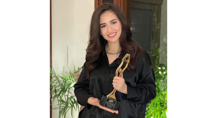 Sana Javed wins best actress Award
