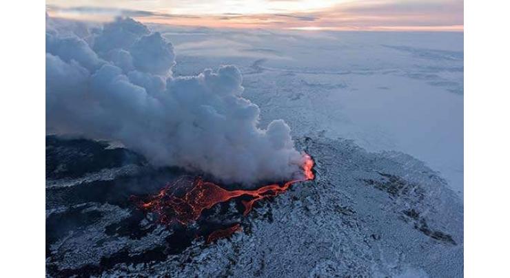Thousands flock to Iceland's erupting volcano
